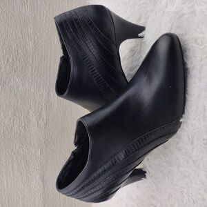 Eva & Zoe Evelyn Black Faux Leather Pointed-Toe Mid Heel Side Zip Bootie Shoe